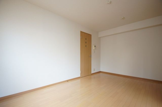 居室・リビング　ゆったり7.7帖、優しい色合いのフローリングの居室です。