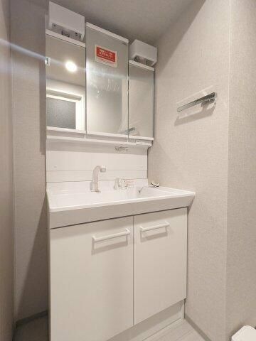 洗面設備　明るい洗面所です