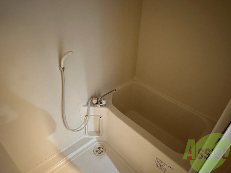 バス・シャワールーム　浴室も広いしキレイでいいですね。新生活を始めましょう。