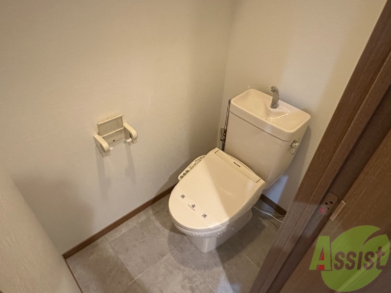 トイレ　洗浄便座がついています。揃いにそろっていますねー。