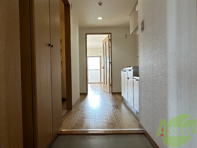 玄関　お部屋とキッチンが分かれているので、匂いもこもらずいいですね