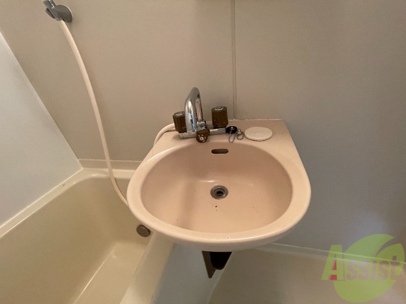 洗面設備　洗面台です。シンプルなつくりなので、お手入れしやすそうです。