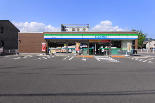 コンビニ　ファミリーマート　東温市北方店（コンビニ）まで300m