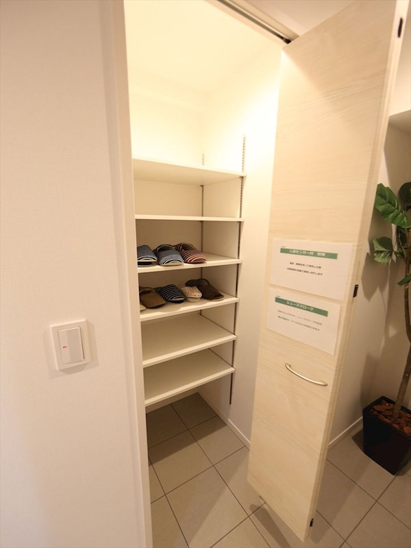 玄関　玄関　シューズボックス付（収納充実してます）