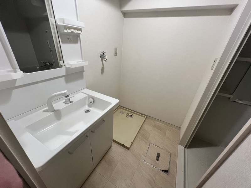 洗面設備　ゆったりとスペースのある洗面所