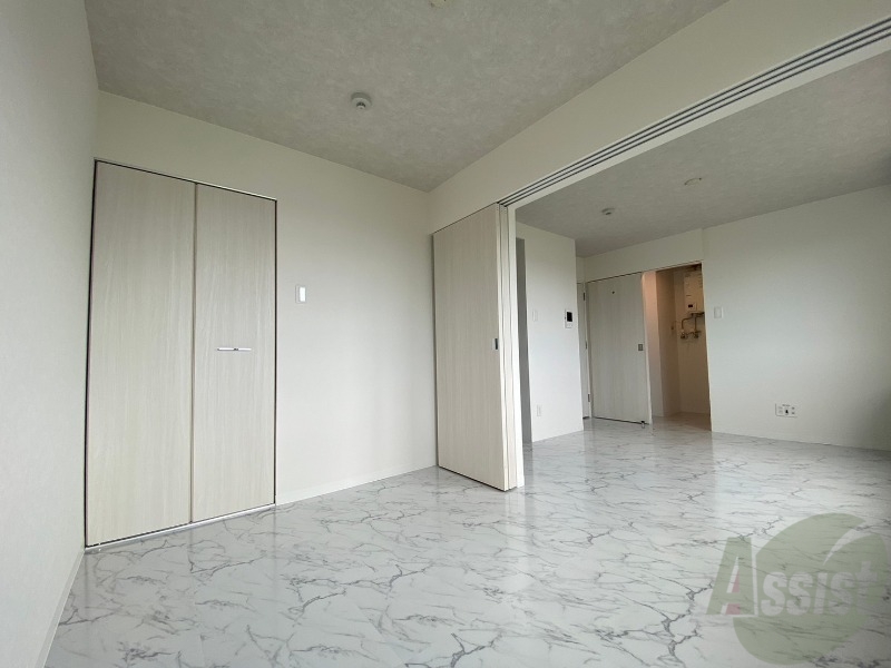 その他部屋・スペース　寝室はこちらです。光が差し込む、温かみのあるお部屋です。