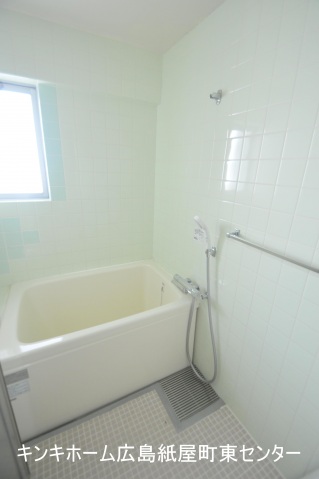 バス・シャワールーム　窓付きのバスルーム