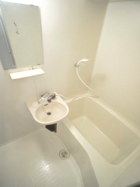 バス・シャワールーム　一日の疲れをゆっくり癒すことができます♪