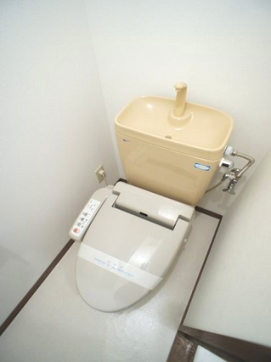 トイレ　温水洗浄暖房便座機能付きです♪