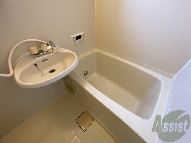 バス・シャワールーム　白くきれいな浴室です、シンプルで使い易い作りになっています