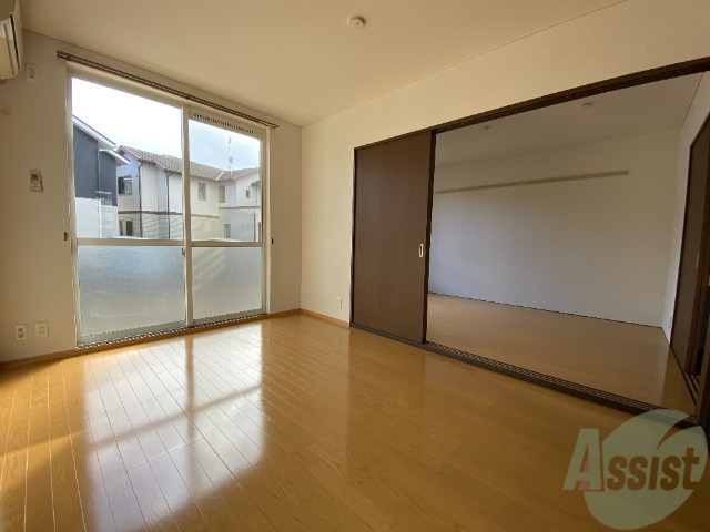 居室・リビング　６帖のリビングは窓があり、陽の光が気持ちよく差します