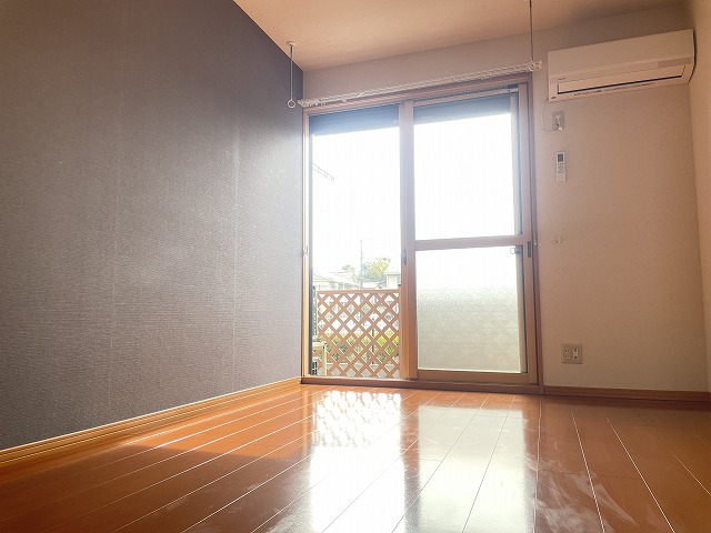 居室・リビング　人気のフローリング　明るい室内