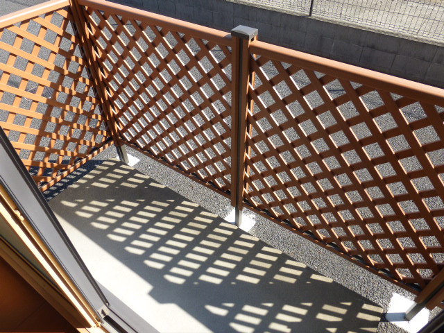 バルコニー　1Ｆテラスは陽当たり良好　　防犯用フェンス（ラティス）付