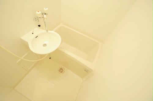 バス・シャワールーム　同タイプ物件の為、形状や間取寸法、色調等が実際とは異なります