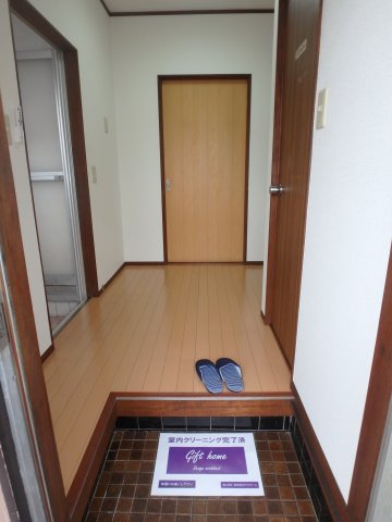 玄関　居住中の為、同タイプのお部屋です。