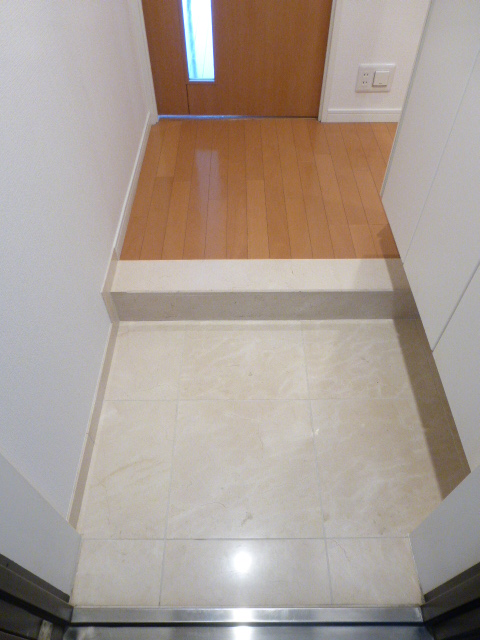 玄関　同マンション別部屋参照。