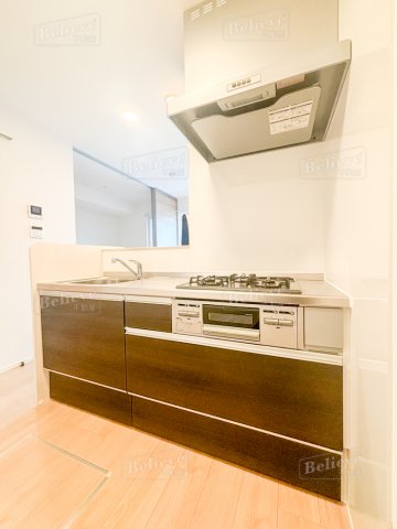 キッチン　3口コンロ・グリル付きの使いやすいシステムキッチンです♪