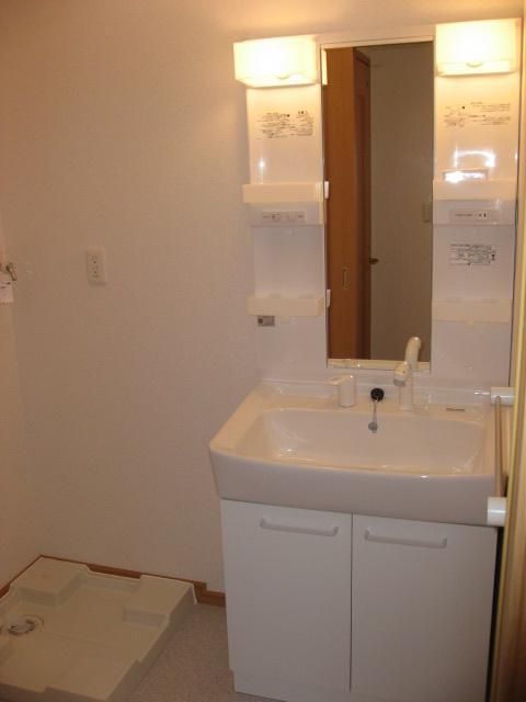 洗面設備　朝には欠かせない場所ですね。