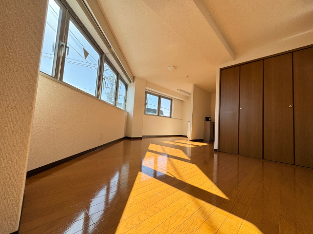 居室・リビング　南向きの角部屋で、日当たり抜群です