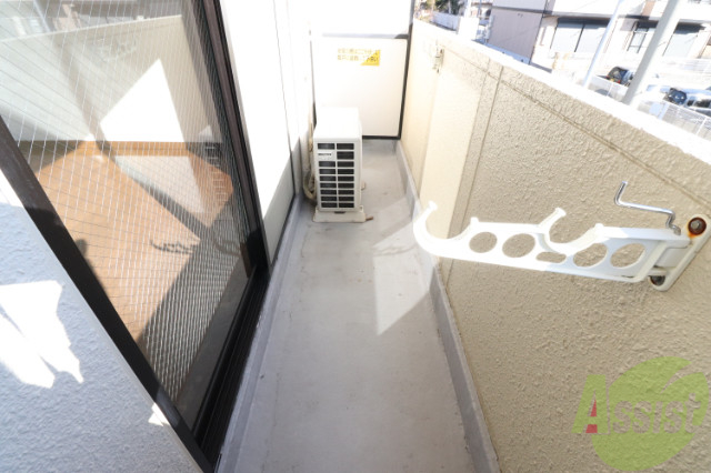 バルコニー　広いバルコニーは陽当りが良く、近くに緑もある心地よい空間です