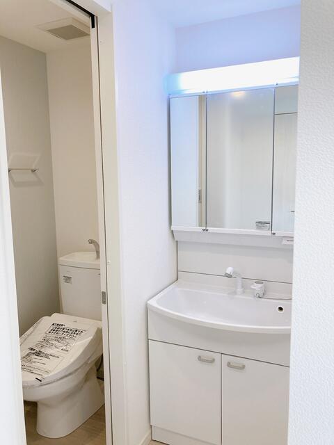 洗面設備　身支度に便利な独立洗面台