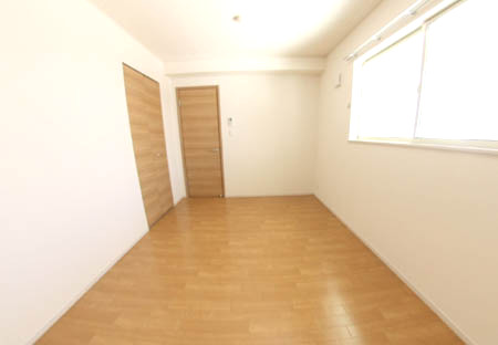 居室・リビング　落ち着いた色調の洋室です