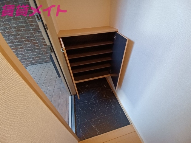 玄関　別部屋反転写真です。