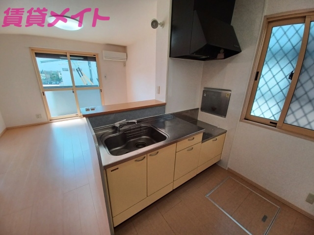 キッチン　別部屋反転写真です。