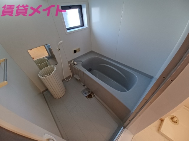 バス・シャワールーム　別部屋反転写真です。