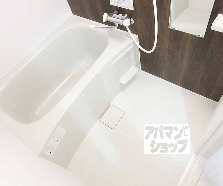 バス・シャワールーム　充分なスペース・綺麗で快適に入浴できるバスルームです