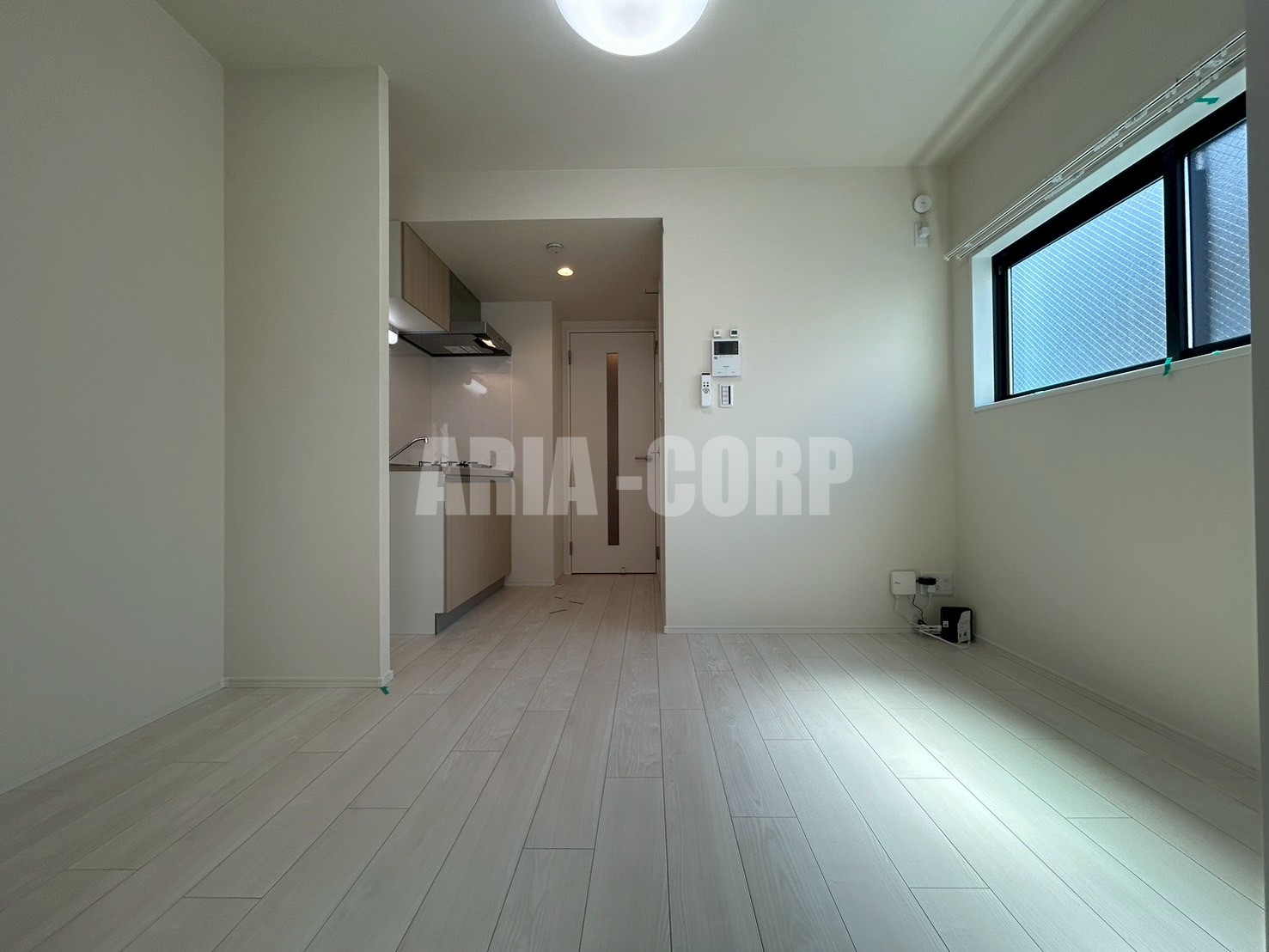 居室・リビング　白を基調としたお洒落なお部屋！奥行きたっぷりの空間です♪