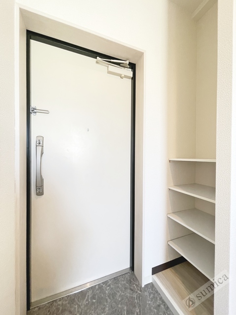 玄関　玄関には靴の収納も出来る棚があります♪