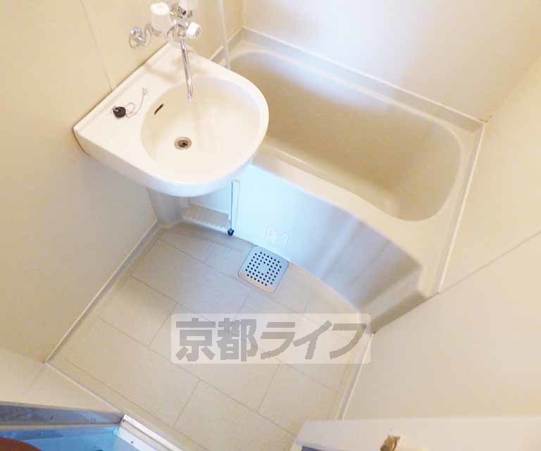 バス・シャワールーム　清潔感のあるバスルーム。