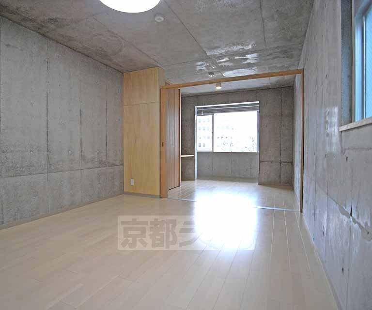 居室・リビング　コンクリート打ちっぱなしの室内です。