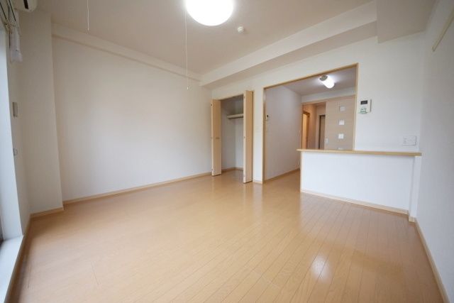 居室・リビング　★ゆったり使えるカウンターつきの洋室です★