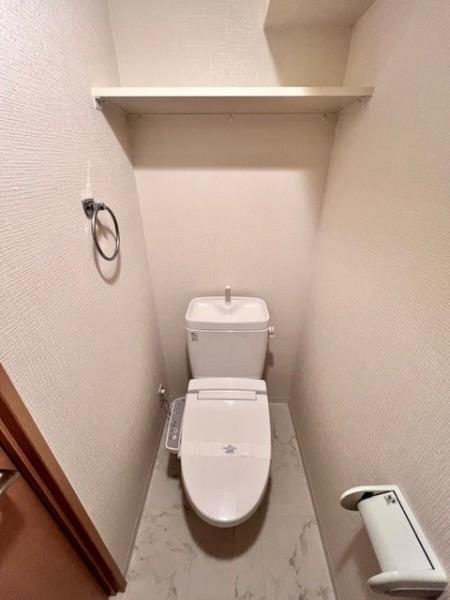 トイレ　落ち着いた色調のトイレです