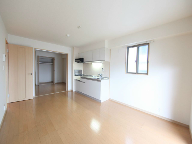 居室・リビング　ＬＤＫ10.3帖　洋室6.8帖とつなげて仕切っても使えます