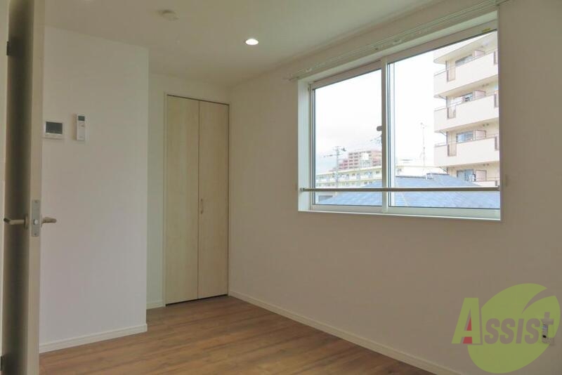 居室・リビング　リビングは、こんな感じで窓から入る日差しがたまりませんね