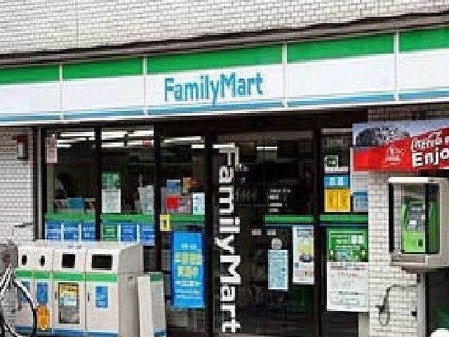 コンビニ　ファミリーマート（コンビニ）まで750m