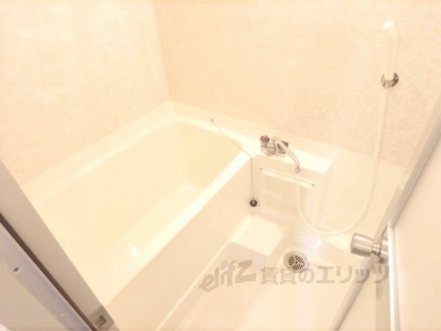 バス・シャワールーム　壁紙にアクセントがあり、おしゃれです