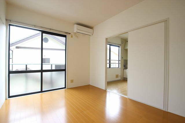 居室・リビング　同物件別室です。