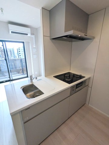 キッチン　グリル付ガス3口システムカウンターキッチン、瀟洒でお手入れ楽