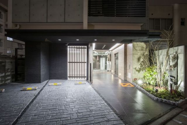 駐車場　マンション前景（夜景）です。