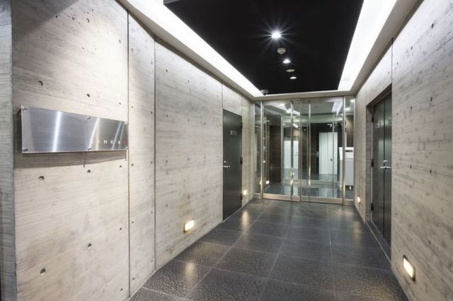 その他共有部分　マンションアプローチです。モノトーンでシックなデザインです