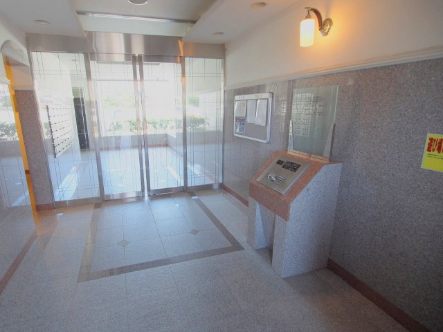 エントランス　※写真は同じ間取りの別部屋です。