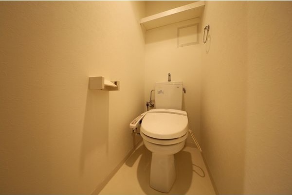 トイレ　※写真は同じマンションの違う部屋のものになります。