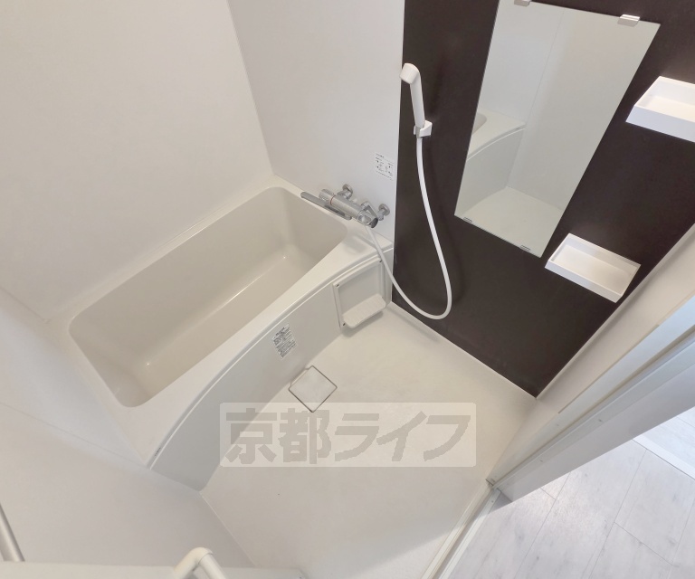 バス・シャワールーム　鏡の付いた便利なお風呂