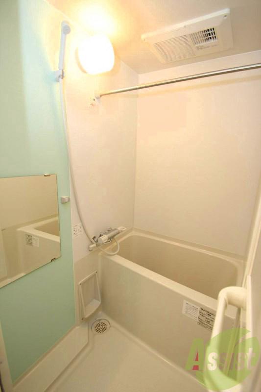 バス・シャワールーム　壁面の色はお部屋により異なります。