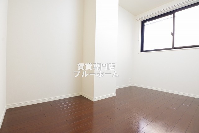 その他　玄関横にある明るい洋室！