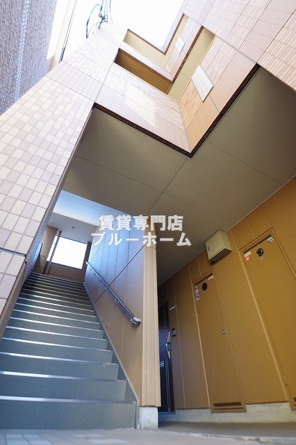 建物外観　重量鉄骨造3階建ての物件！